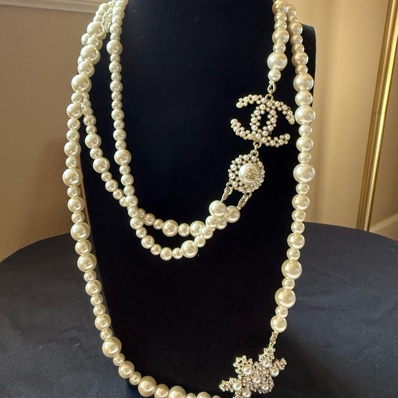 CHANEL 22A Snowflake Pearl CC Pendant Necklace – 22” Gold-Tone - Picture 1 of 10